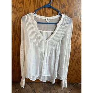 Flawless white pin tuck V neck with eyelet sleeves, woman's size M
